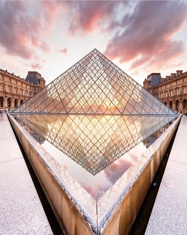 Пирамида в париже