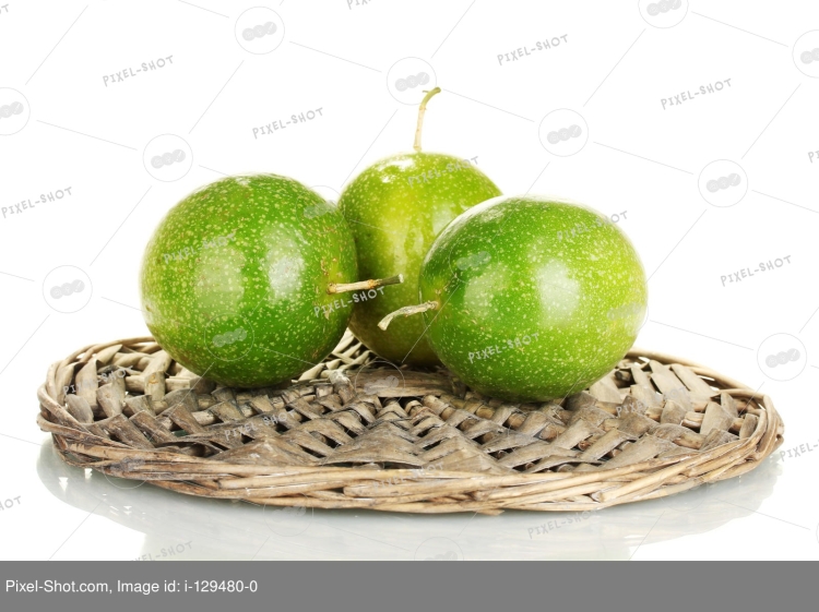 Маленький круглый зеленый фрукт