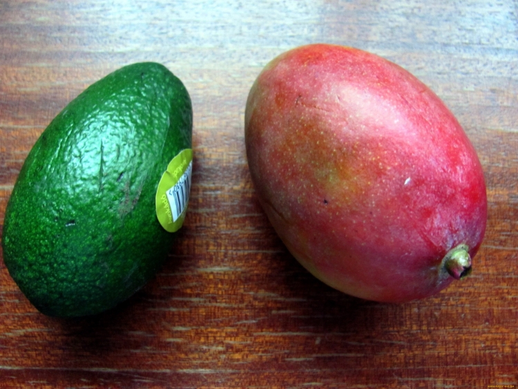 Спелое манго и авокадо | Премиум Фото