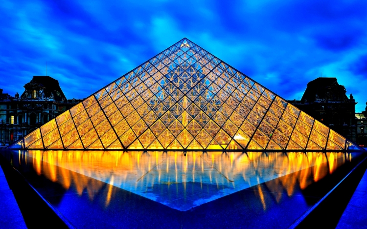Стеклянная пирамида в париже