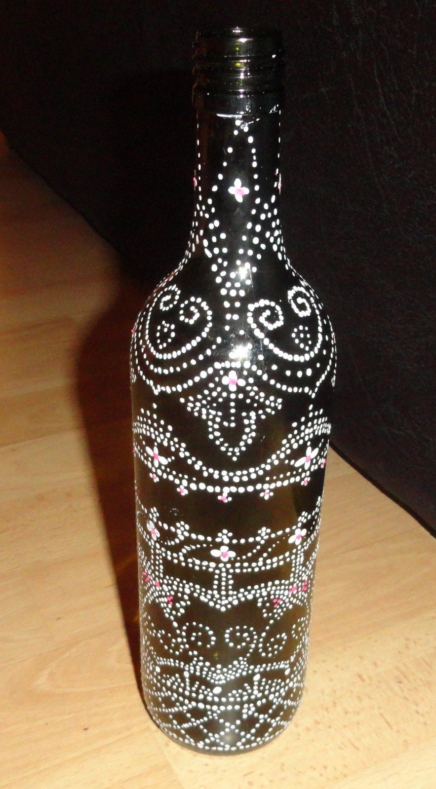 Точечная роспись бутылки в африканском стиле
