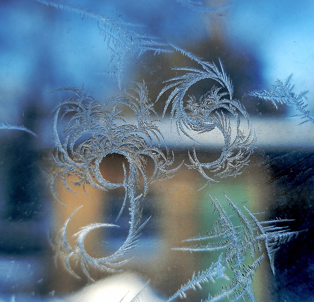 Мороз рисует на стекле узоры