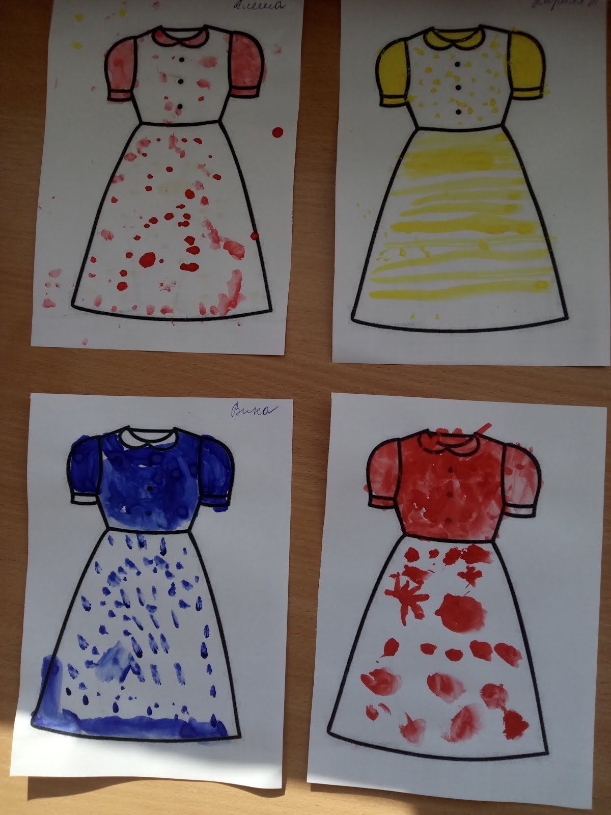 Платье для мамы младшая группа. Рисование одежда старшая группа. Платья для рисования в детском саду. Рисование платье для куклы. Платья для рисования в детском саду в средней группе.