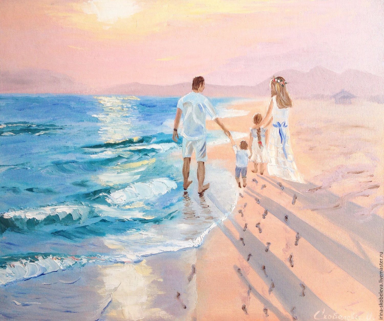 Мужчина и женщина смотрят на море, взявшись за руки