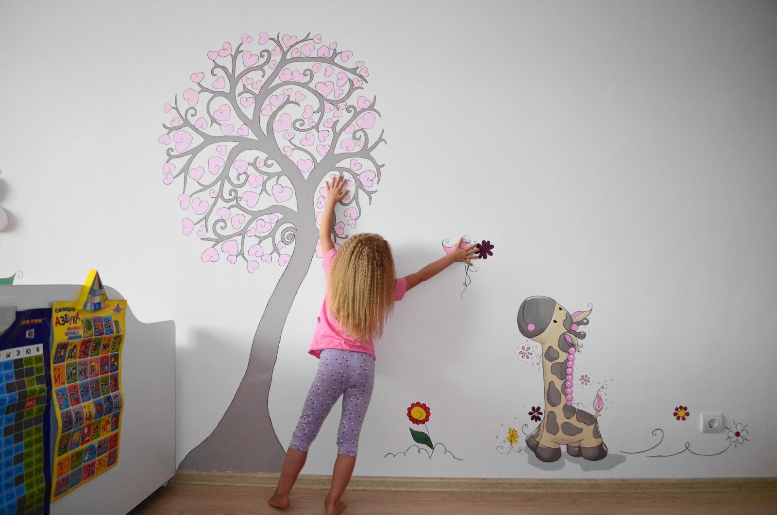 Роспись стен детской комнаты декоративной штукатуркой