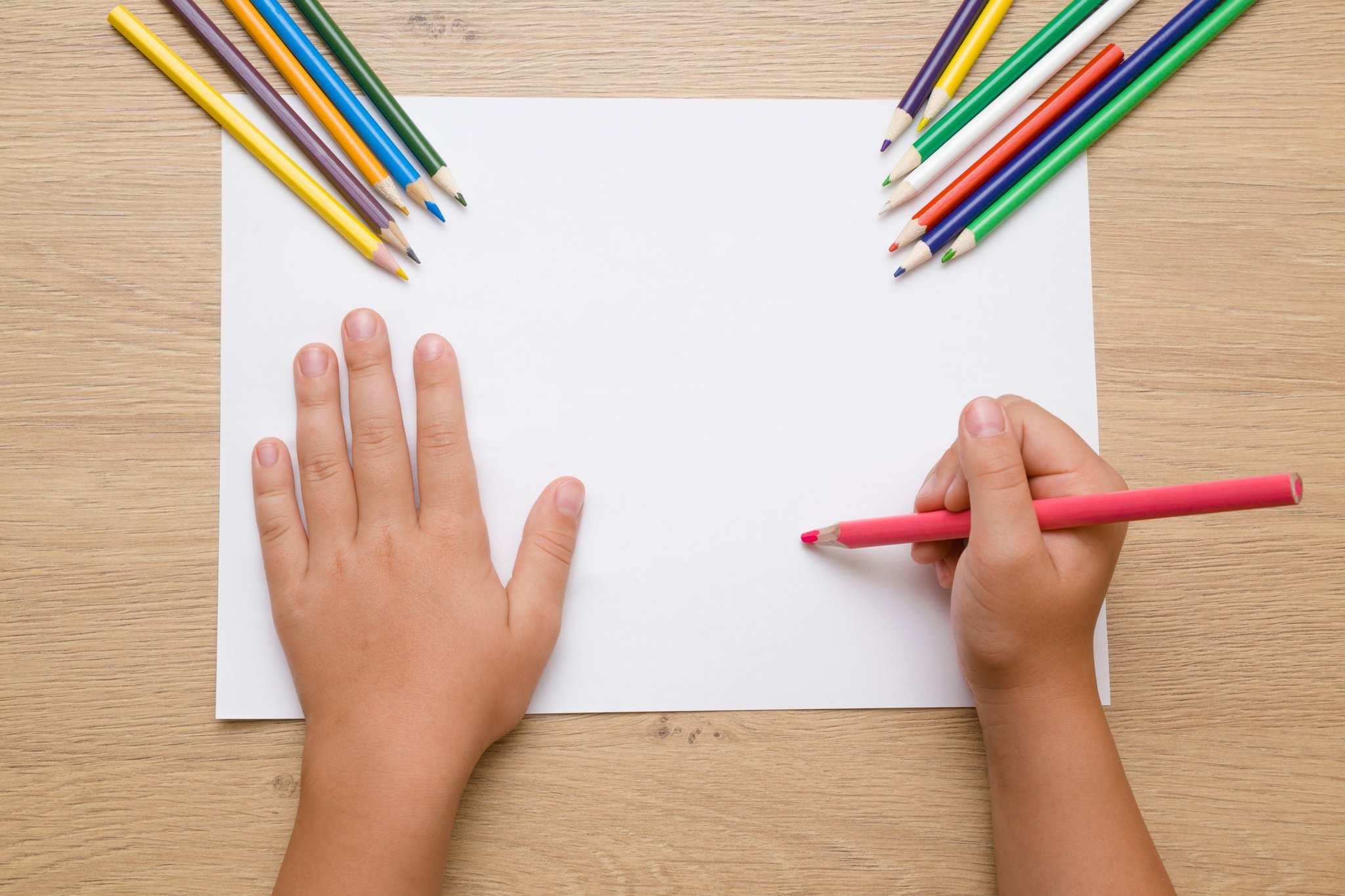 Детская рука рисует