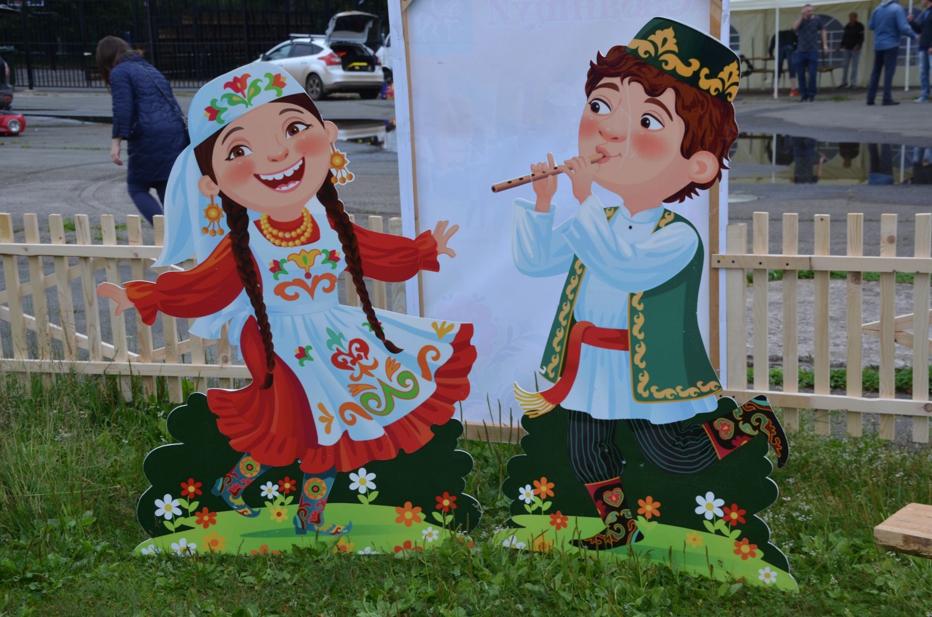 Тантамарески в саду. Тантамарески в русском народном стиле. Фотозона на Сабантуй. Сабантуй для детей. Фотозона Сабантуй для детей.