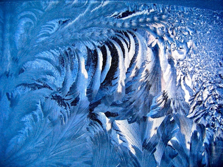Ледяные узоры на окнах
