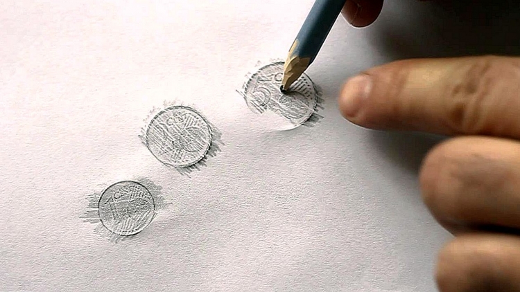 Отпечаток монеты на бумаге простым карандашом