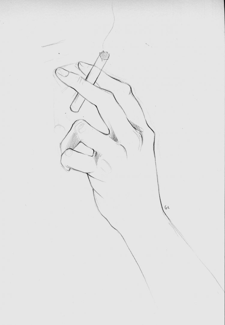 Женская рука с сигаретой