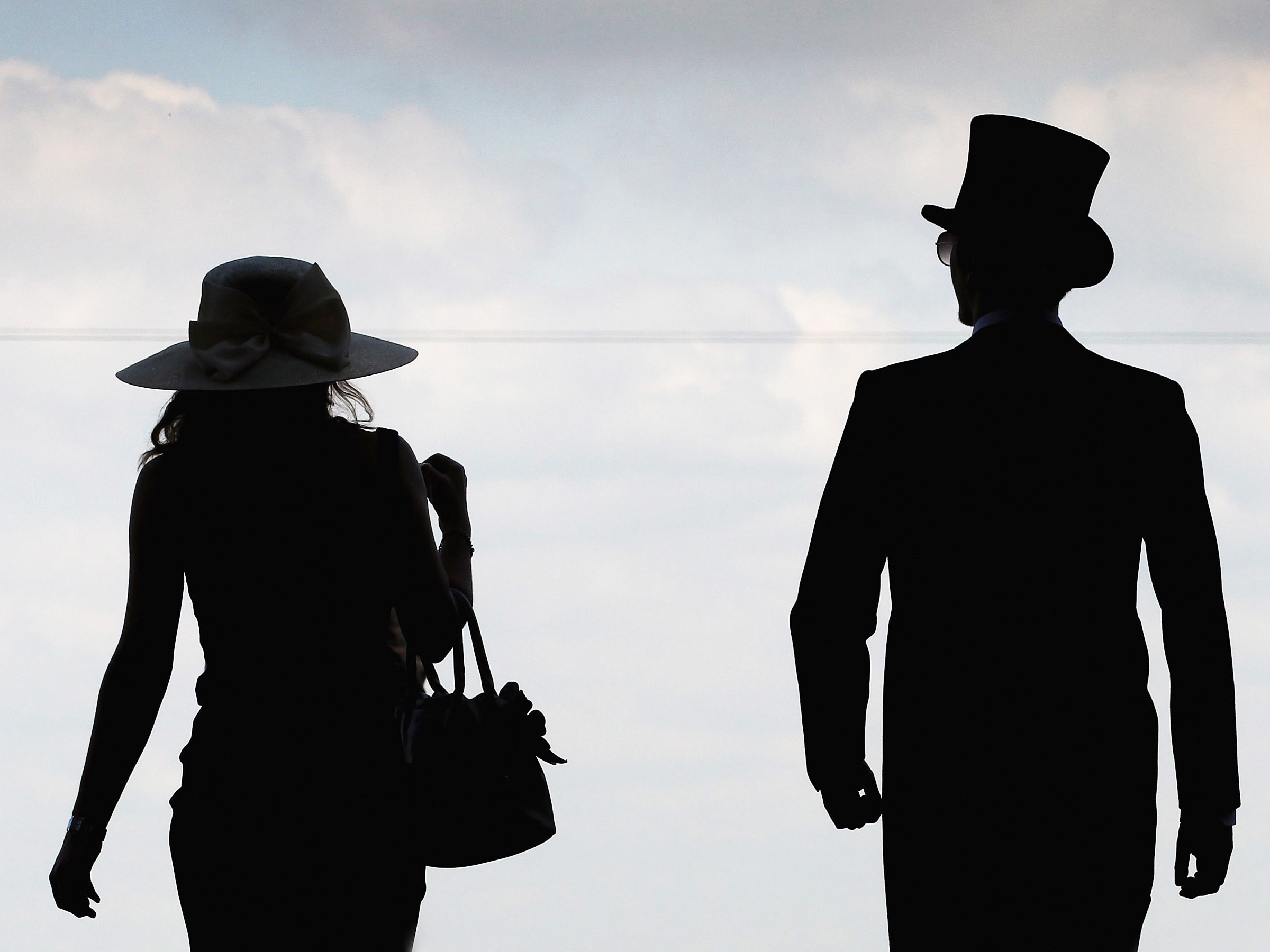 Человек и джентльмен театр. Мужчина и женщина в шляпах. Человек в шляпе. Тень мужчины в шляпе. Силуэт мужчины в шляпе.
