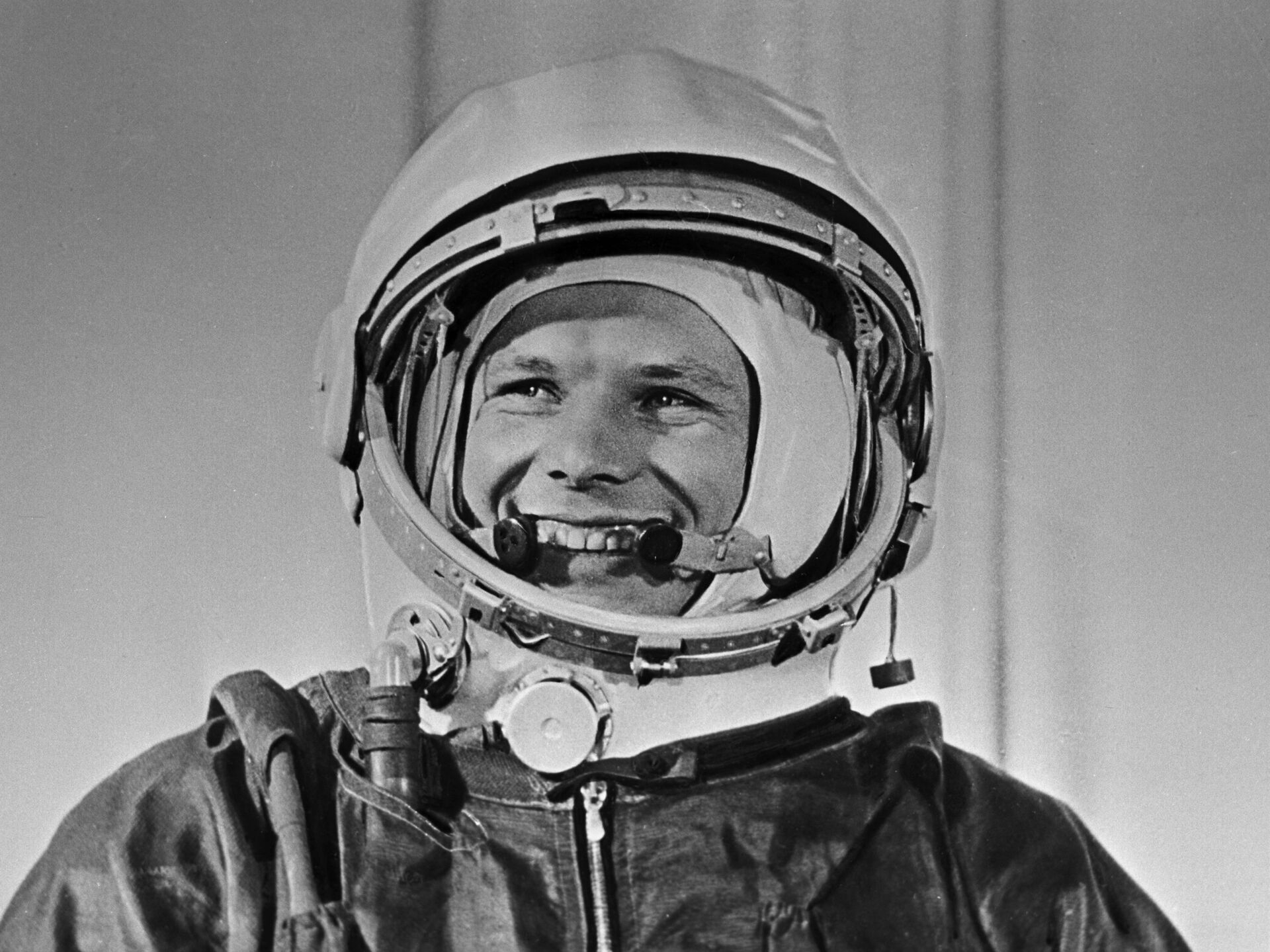 90 лет первому космонавту гагарину. Фото Юрия Гагарина в скафандре.