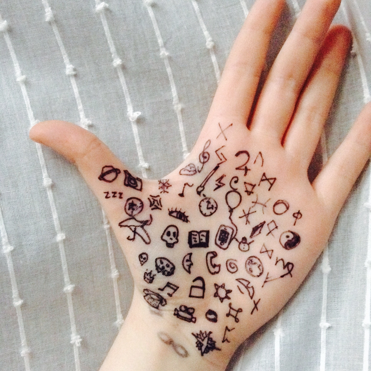 Легкие тату на руке черной ручкой: 120+ идей для срисовки