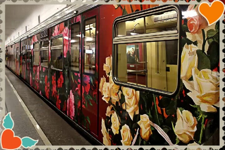 Вагон метро с картинами