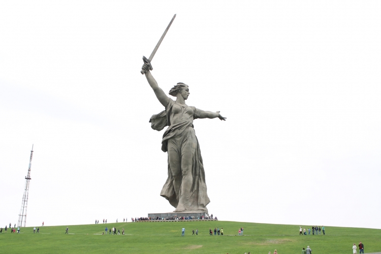 Монументальная скульптура Родина мать зовет