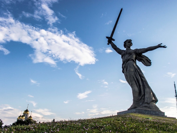 Скульптура на Мамаевом Кургане Родина-мать