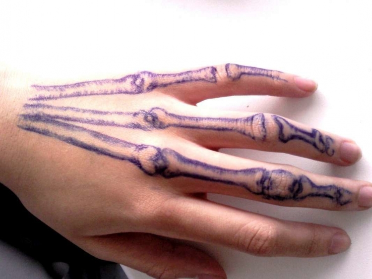 Нарисованные кости на руке