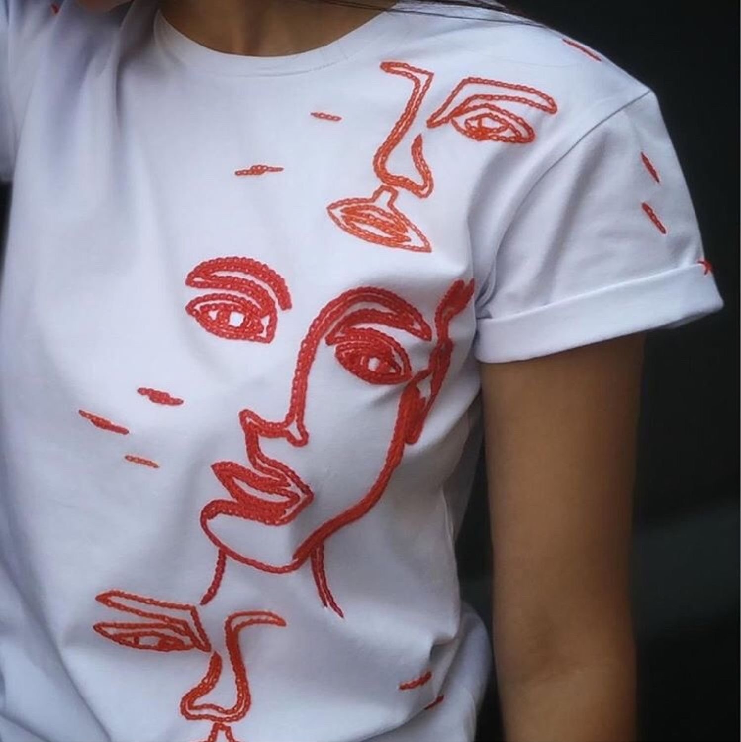 Вышивка на футболках на заказ в Москве — цена в «Амадей Принт»