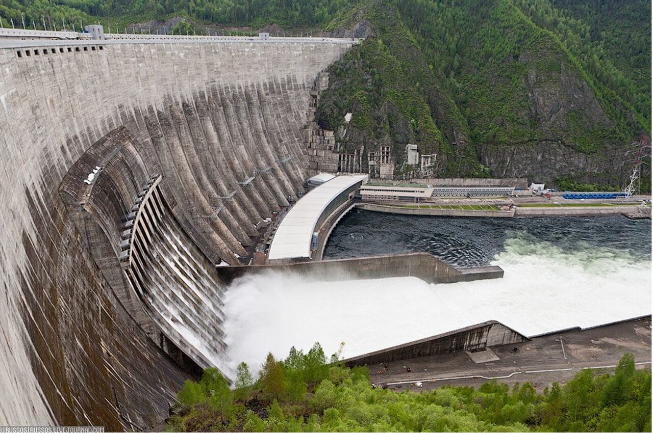 Какие гэс в россии самые крупные. Саяно-Шушенская ГЭС гидроэлектростанция. Саяно Шушенская дамба. Саяно Шушенская плотина. Саяно-Шушенская ГЭС Россия.