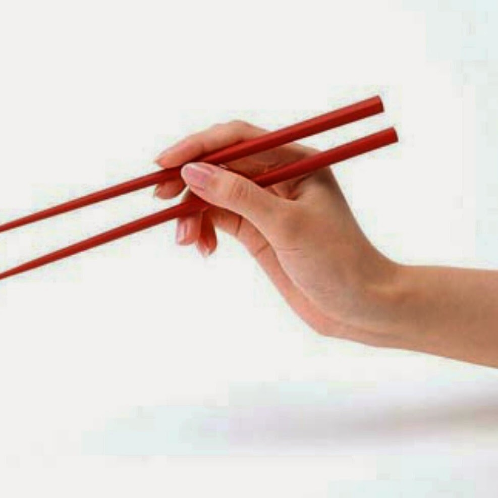 Картинку как держать палочки. Палочка в руке. Палочки для суши. Прозрачные китайские палочки для еды.