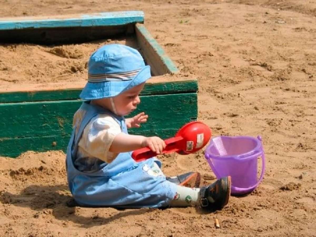 Песок в глаза ребенку что делать. Малыш в песочнице. Ребенок играется в песочнице. Дети играющие в песочнице. Девочка в песочнице.