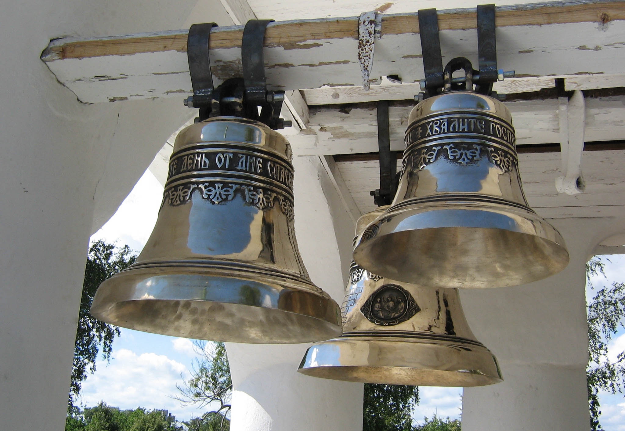 Красивые колокола. Колокола на звоннице. Звонарь колокола. Церковный колокольный звон. Карильон малиновый звон колокольня.
