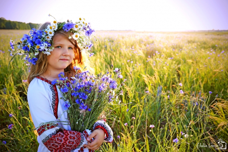 Девушка с васильками
