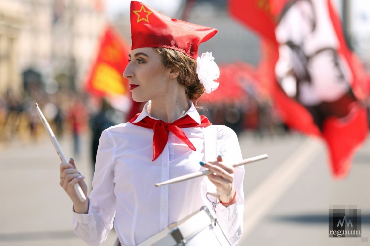 Девочка Пионер