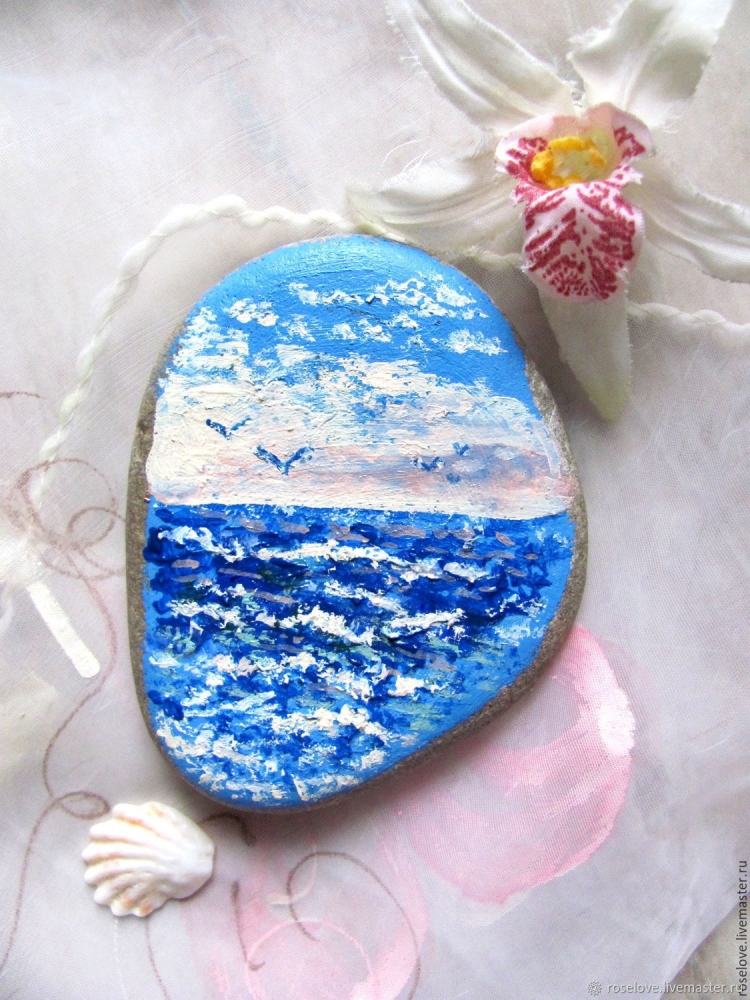 Рисунки на камнях море