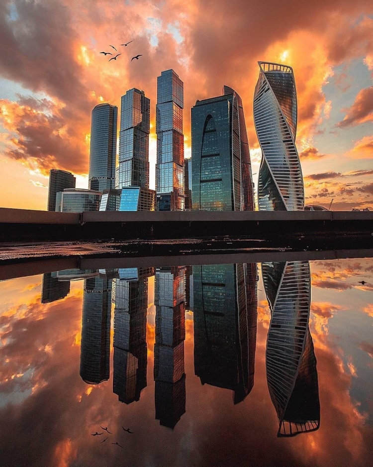 Москоу - Сити, небоскребы, река.