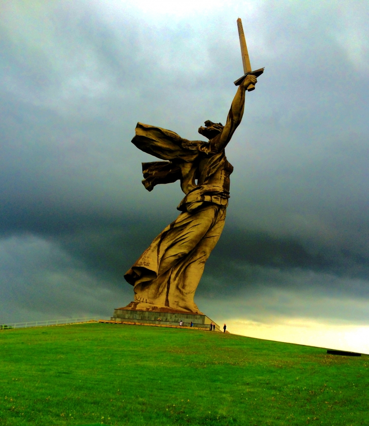 Родина мать зовет скульптура