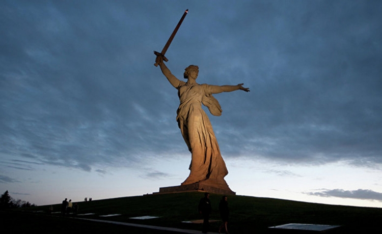 Монумент Родина мать зовёт на Мамаевом Кургане