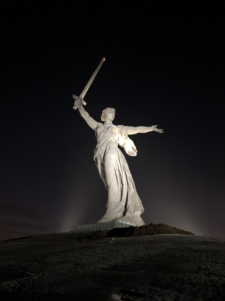Родина мать зовет скульптура ночью