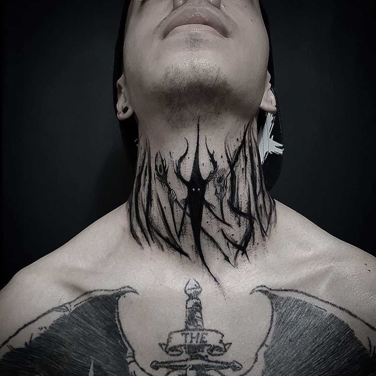 Татуировки на шее мужские эскизы - 42 фото