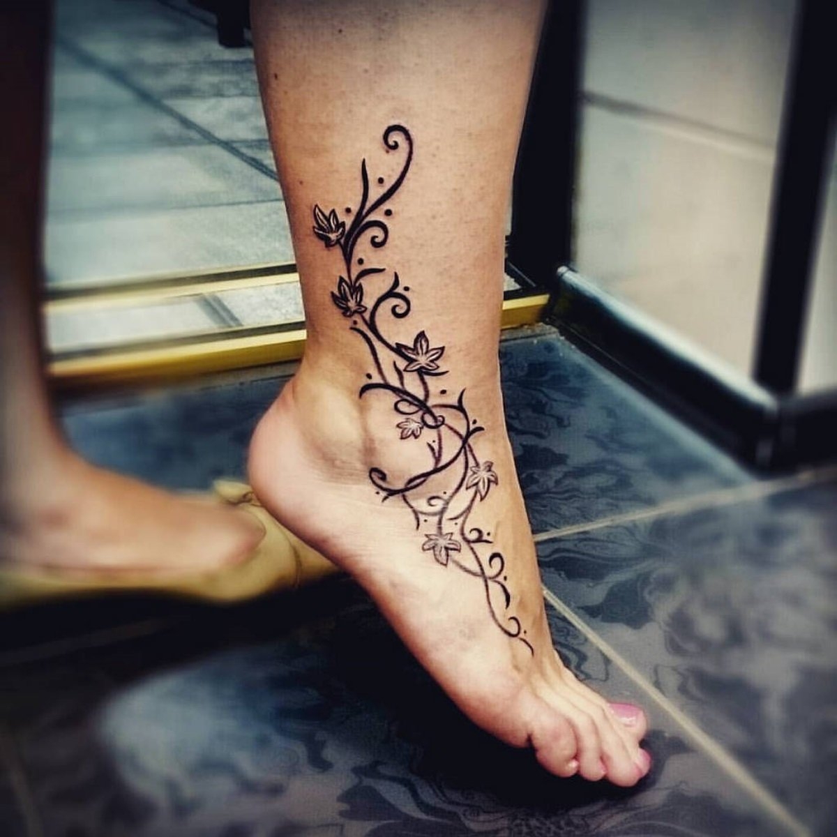 Татуировки для девушек на ноге: красивые эскизы