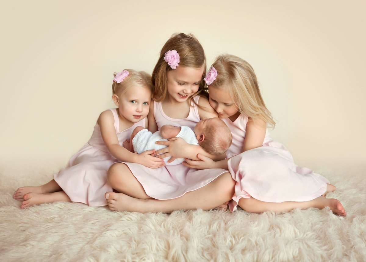 Маленькая сестренка есть. Фотосессия сестер. Дети сестер. Фотосессия с 3 детьми. Фотосессия мама с тремя детьми.