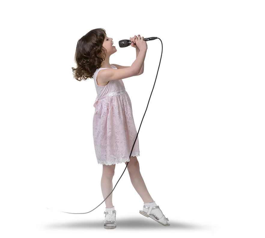 Включи белый петь. Девочка с микрофоном. Девочка поет. Ребенок с микрофоном. Девочка поет в микрофон.