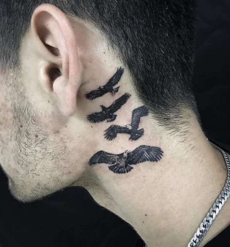 Необычные тату на шее
