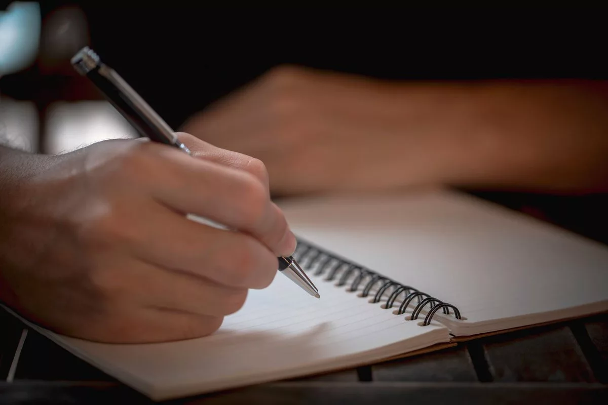 Пишущий user. Рука записывает в блокнот. Человек записывает в блокнот. Что записать в блокнот. Мужская рука с ручкой.