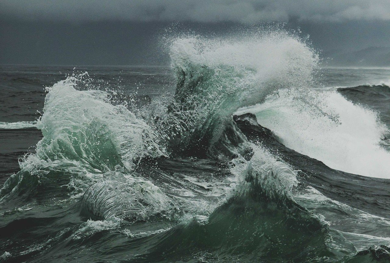 Шторм перенесший. Берингово море шторм. Атлантический океан шторм. Сгонно-нагонные волны. Бушующее море.