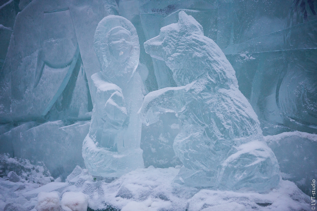 Ледовый день. Медведь из снега. Воин из льда. Рисунок из снега и льда. Ледяные тайны.