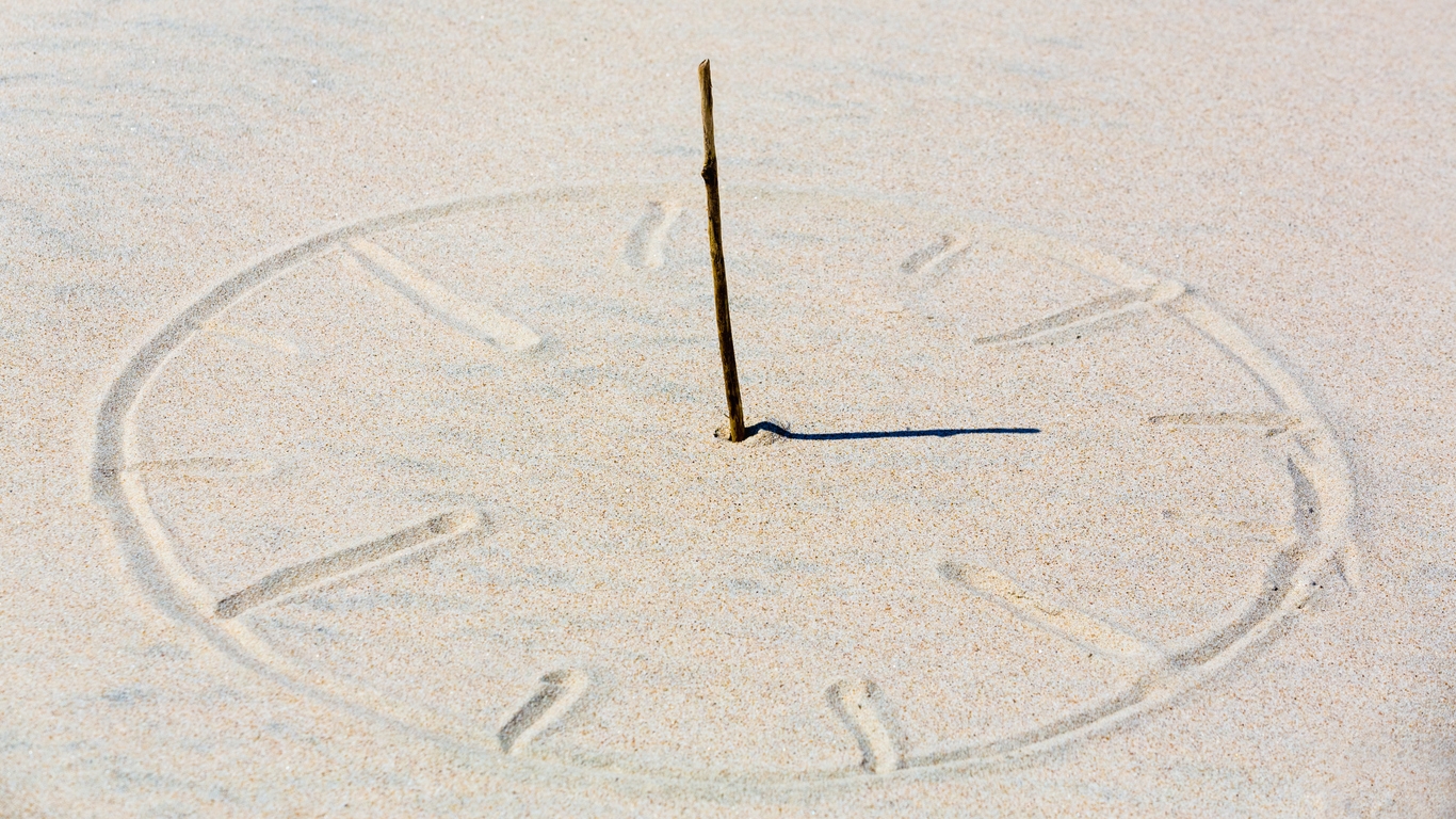 Солнечные часы на песке напоминают о лете - обои на рабочий стол
