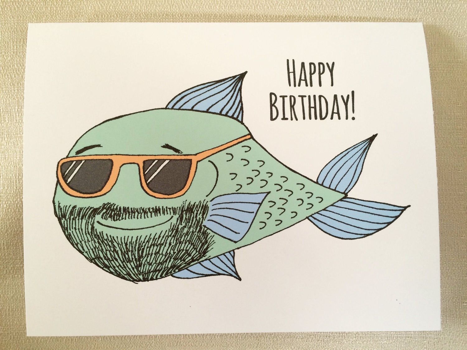 С днем рождения рыбка картинки. С днем рождения рыбка. Открытки с днём рождения с рыбками. Рыба поздравляет с днем рождения. Поздравление рыб с днем рождения.