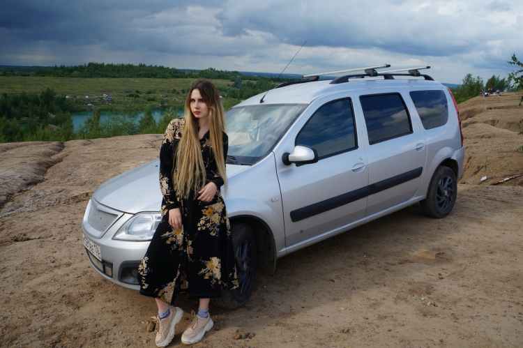 Лада Ларгус и девушки