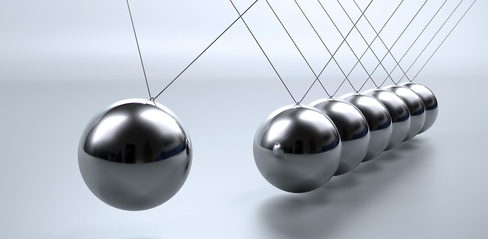 Маятник Ньютона физика. Металлические шарики на нитках. Металлический маятник. Маятник с шариками.