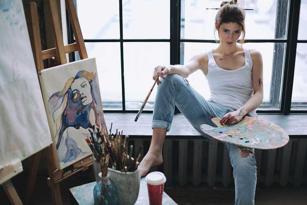 Девушка рисующая руками и ногами. Девушка художница. Девушка с мольбертом. Художница с мольбертом. Фотосессия в стиле художника.